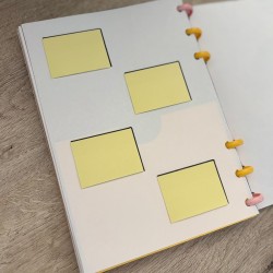 Página con cuatro notas adhesivas amarillas incluida en la agenda 2026-27 de discos, diseño Plumas
