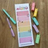 Bloc de notas Semana de Maestra descargable con franjas pastel por días, junto a rotuladores y marcadores
